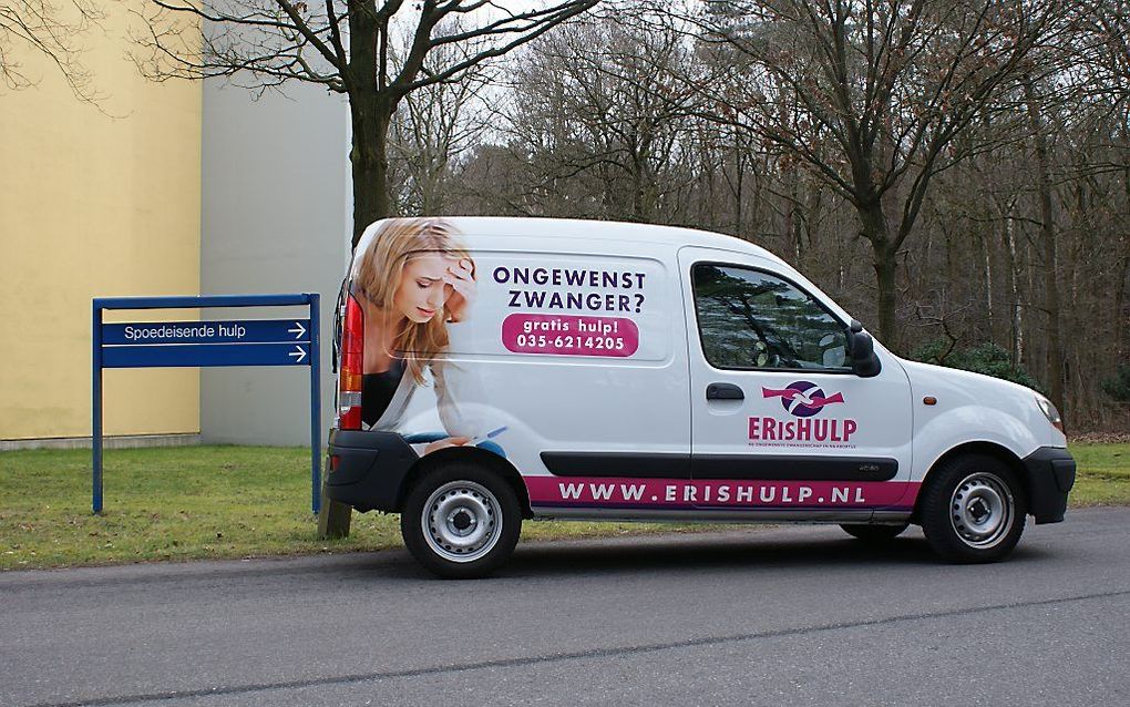 Bestelbus met reclame van hulpafdeling voor ongewenst zwangeren. beeld Schreeuw om Leven