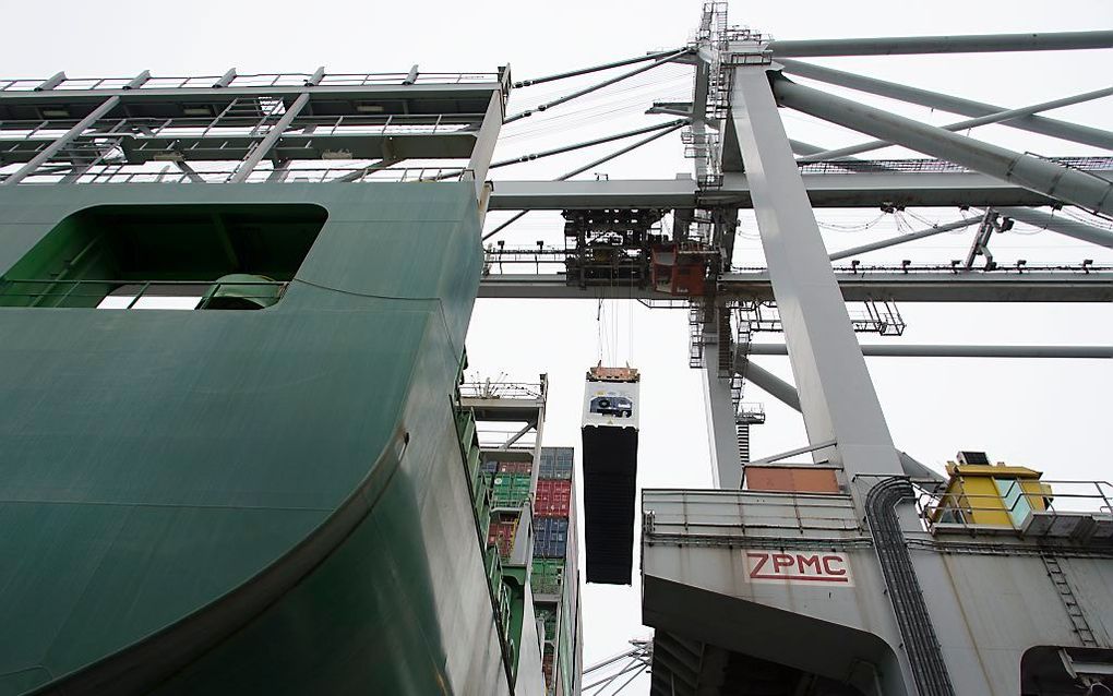 Een containerschip wordt gelost in de Rotterdamse haven. beeld ANP