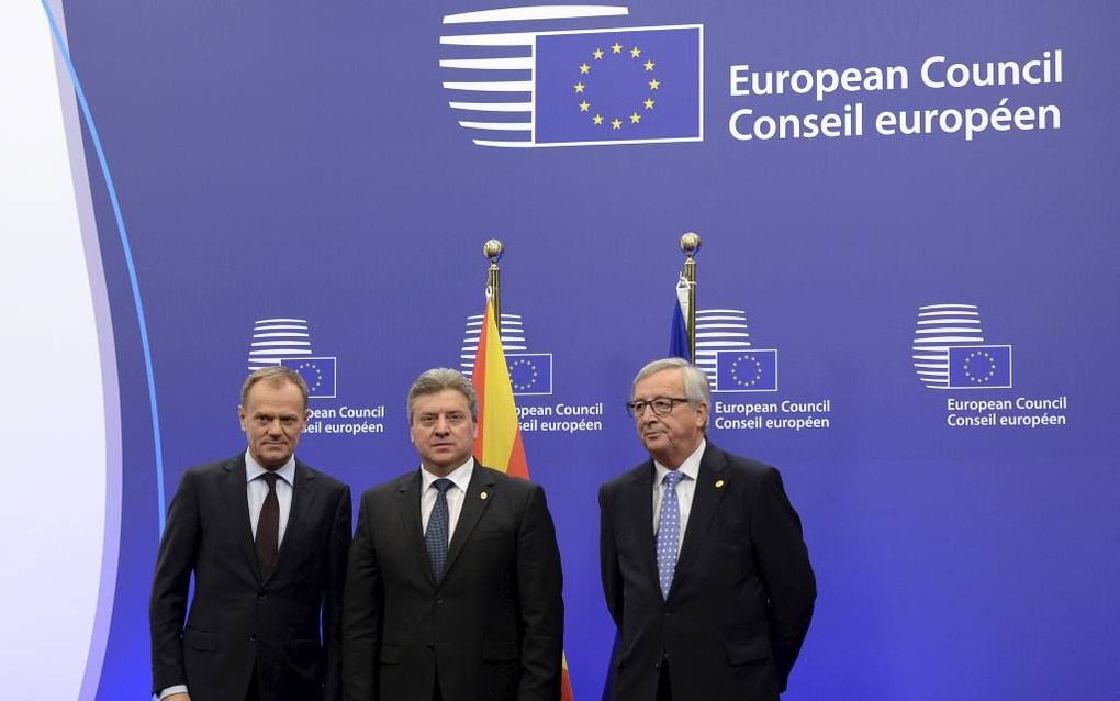 Ivanov tussen Tusk en Juncker. beeld AFP