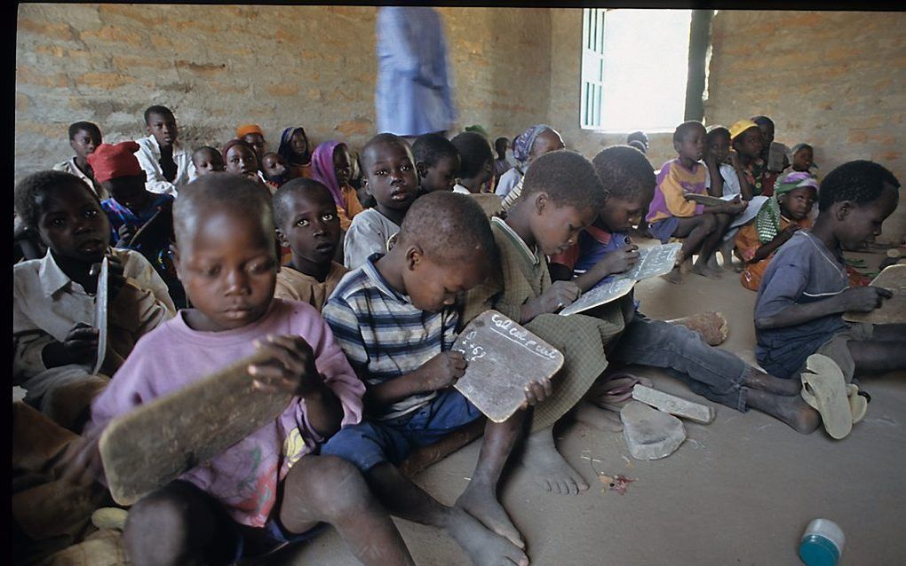 Afrikaanse kinderen bestuderen de Bijbel. Beeld Wycliffe Bijbelvertalers