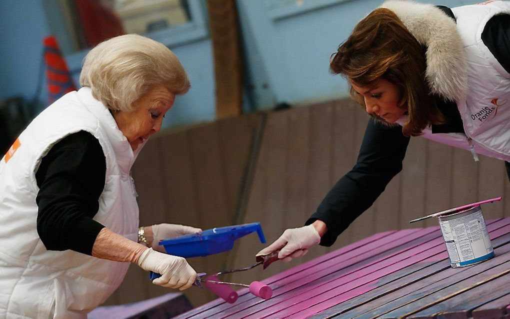 Prinses Beatrix en prinses Aimée doen vrijwilligerswerk op de Prinses Máxima Manege in Den Dolder. beeld ANP