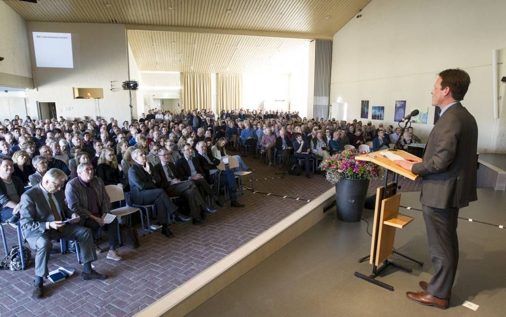 Prof. Van den Brink gaf gistermiddag aan de evolutietheorie serieus te nemen bij het interpreteren van de Bijbel.  beeld RD, Anton Dommerholt