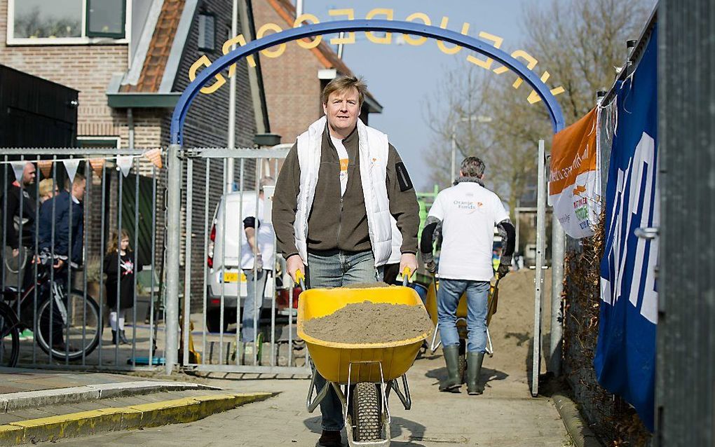 Koning Willem-Alexander bij speeltuin- en buurtvereniging Vreugdeoord in Alphen aan den Rijn tijdens NLdoet. beeld ANP