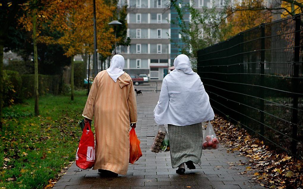 Twee moslima's op straat in Utrecht. beeld ANP