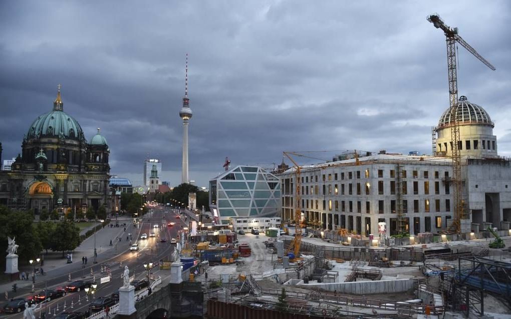 Bij het Berliner Schloss (r.) dat wordt herbouwd, moeten vijf beelden van Oranje-stadhouders komen te staan.  beeld bilder-aus-deutschland.de