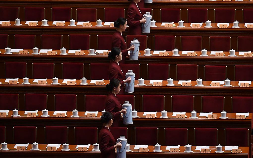 Bedienden in de  Grote Hal van het Volk in de Chinese hoofdstad Beijing gaan met militaire precisie te werk. beeld AFP