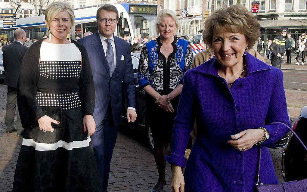 Prinses Margriet (R), prins Constantijn en prinses Laurentien, dinsdag in Amsterdam. beeld ANP