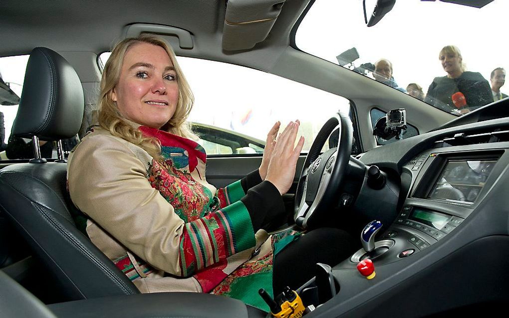 Minister van Infrastructuur en Milieu Melanie Schultz van Haegen in een zelfrijdende auto. beeld ANP, Marcel Antonisse