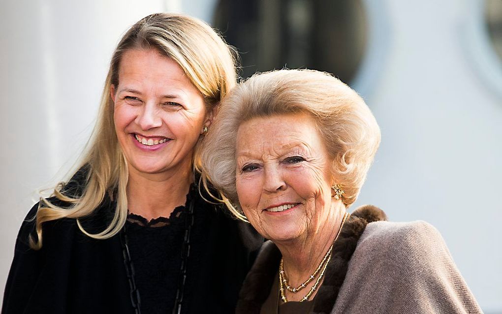 Prinses Mabel (L) en prinses Beatrix voorafgaand aan de eerste uitreiking van de Prins Friso Ingenieursprijs in 2015. beeld ANP