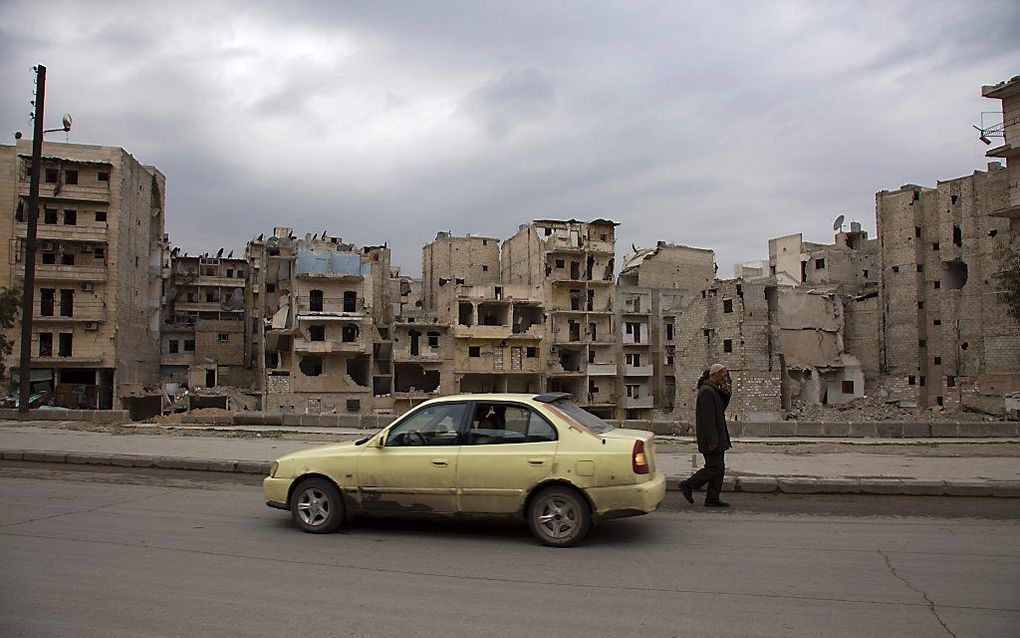 Een taxi in een kapotgeschoten wijk in Aleppo. beeld AFP, Karam Al-Masri