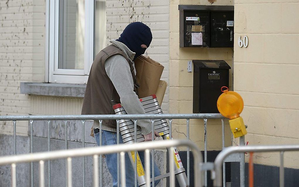 De politie valt een pand binnen in Vorst. Beeld AFP