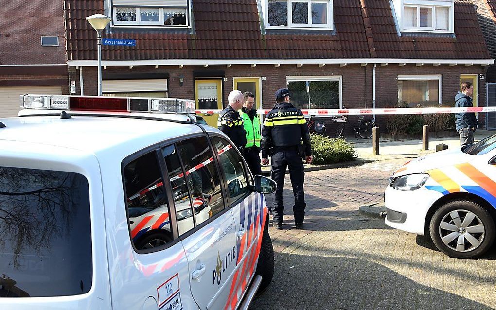 De plaats waar de 41-jarige man werd neergeschoten door de politie. De man werd zwaargewond overgebracht naar een ziekenhuis. In de woning was sprake van huiselijk geweld. De politie was naar de woning gegaan om de ruzie te sussen. beeld ANP