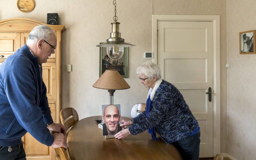 Piet en Gina Cuperus met een portret van hun vermiste zoon Sicco. beeld Sjaak Verboom