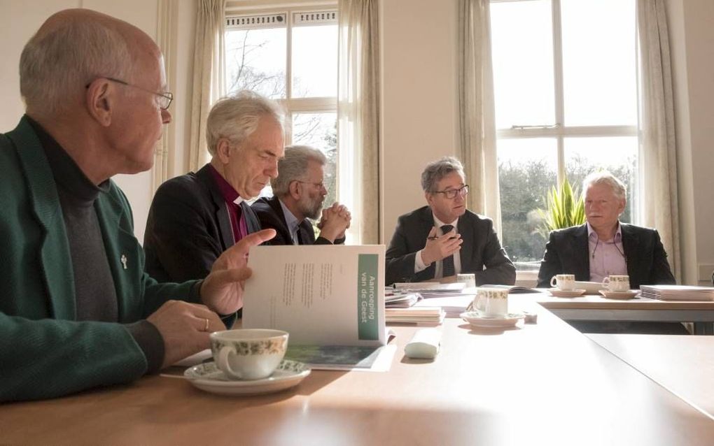 De Raad van Kerken belegde gisteren een presentatie van een notitie van de kerngroep ”Beleving eucharistie en avondmaal”. Van links naar rechts de sectieleden: dr. G. Landman, dr. J. Vercammen, prof. dr. L. J. Koffeman, drs. G. van Dartel en drs. K. van d