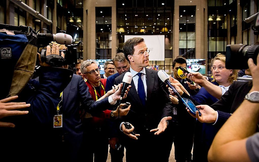 Rutte met de verzamelde pers in Brussel. beeld ANP