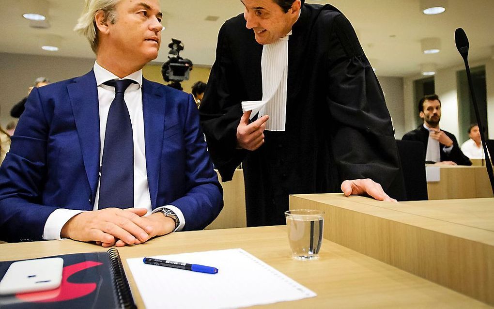 Wilders met zijn advocaat Knoops in de extra beveiligde rechtszaal op Schiphol. Beeld ANP