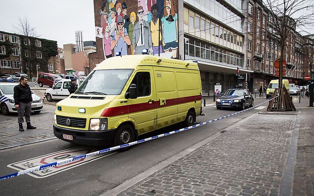 Ambulance vervoert zaterdagmorgen de terroristen. Beeld AFP