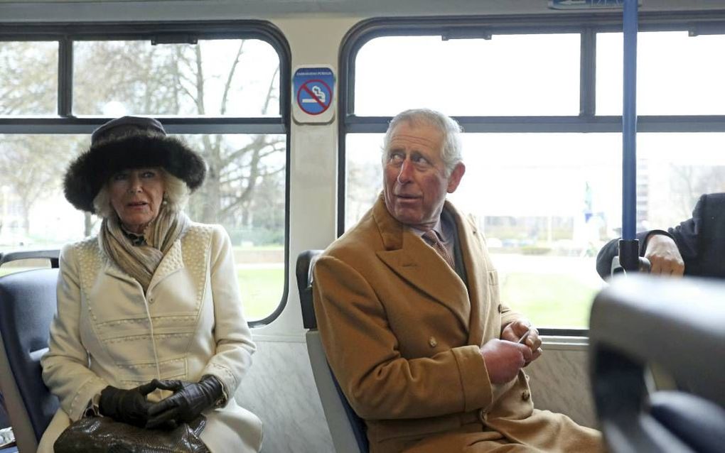 In het Kroatische Osijek namen prins Charles en hertogin Camilla de tram naar de kathedraal van de stad.  beeld AFP