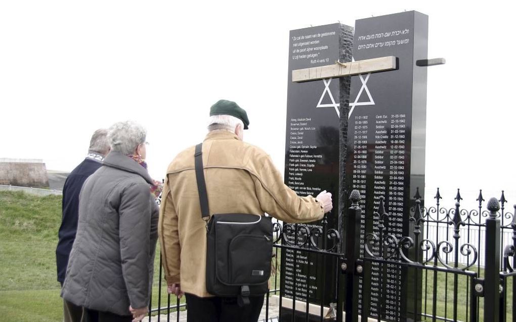 Het Joodse gedenkteken op de zeedijk bij Vlissingen met de vorm van een gebarsten zuil wordt morgen onthuld door opperrabijn Binyomin Jacobs, plaatsvervangend hoofd van de Israëlische ambassade Ilana Mittelman en de Vlissingse burgemeester Letty Demmers. 