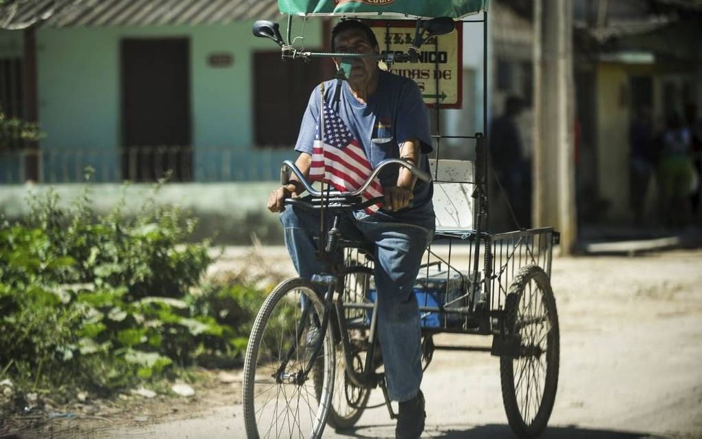 HAVANA. Deze ‘taxichauffer’ in de Cubaanse hoofdstad Havana was zaterdag goed voorbereid op de komst van president Obama. Helaas voor hem maakte het Amerikaanse staatshoofd geen gebruik van zijn diensten. beeld AFP, Yamil Lage