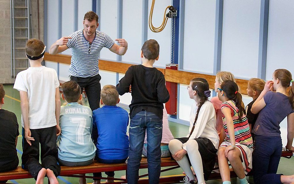 Weerbaarheidstrainer Van Grol leert kinderen communiceren en samenwerken. beeld Joep van der Pal