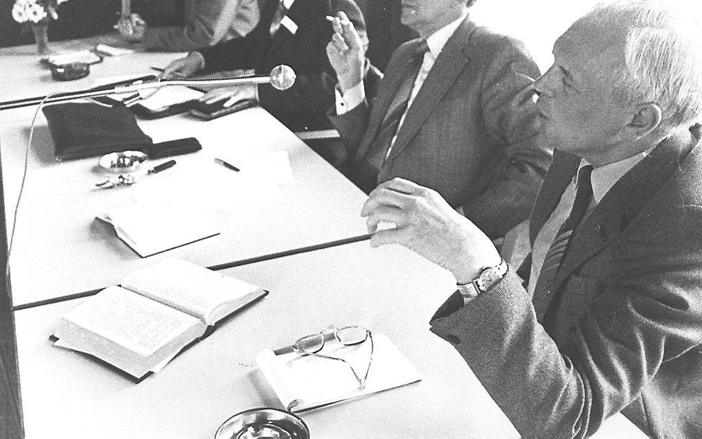 Ds. O. Mooiweer (links) tijdens een COGG-conferentie in 1980. Naast hem C. van Barth, prof. K. Runia en B.J. Oosterhoff.  beeld RD