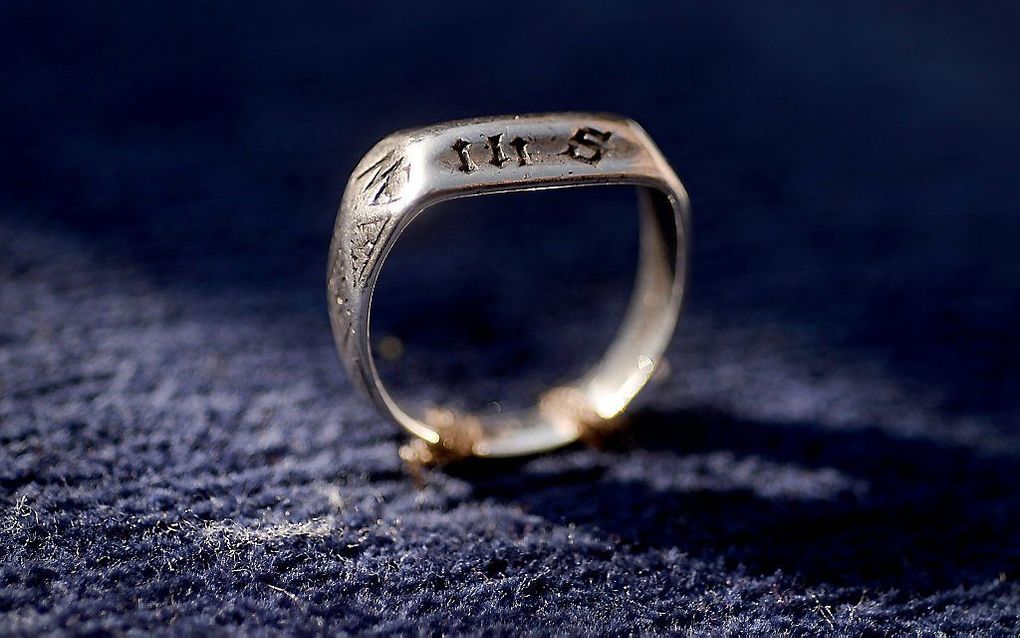 Een ring die naar alle waarschijnlijkheid van de legendarische Jeanne d’Arc is geweest. beeld AFP