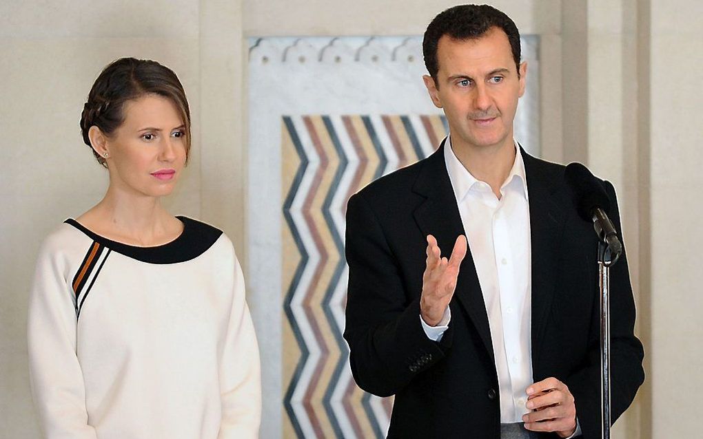 Assad en zijn vrouw Asma, maandag in Damascus. beeld AFP