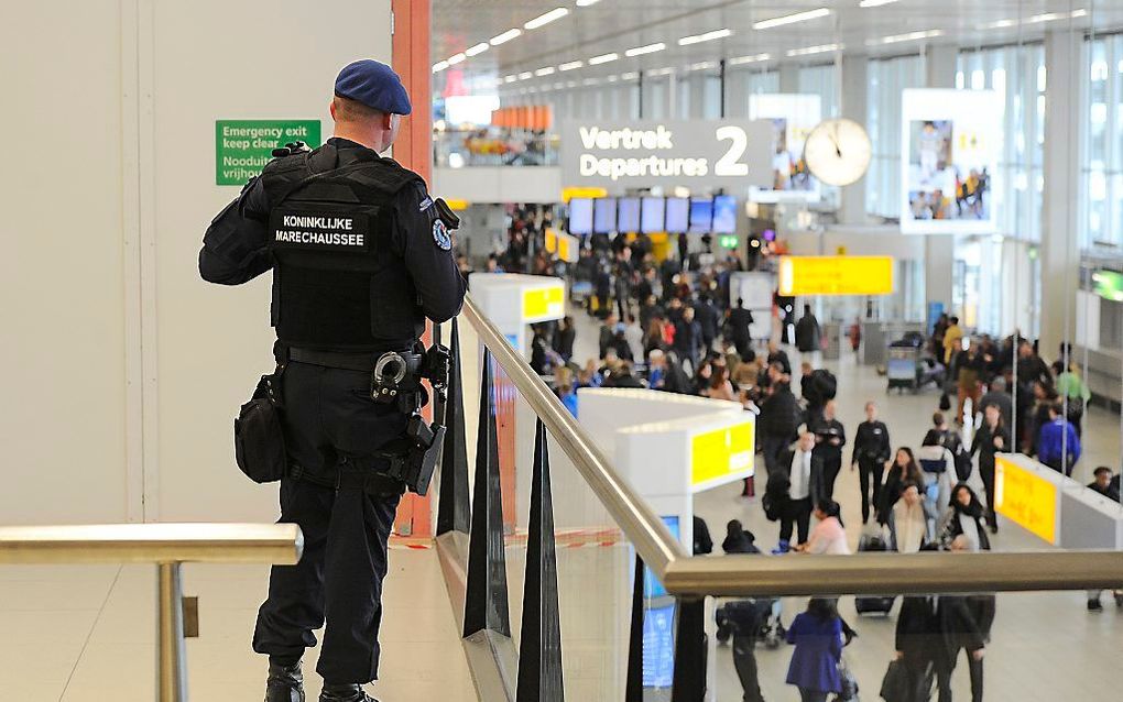 De marechaussee voert extra patrouilles uit op luchthaven Schiphol. Beeld ANP