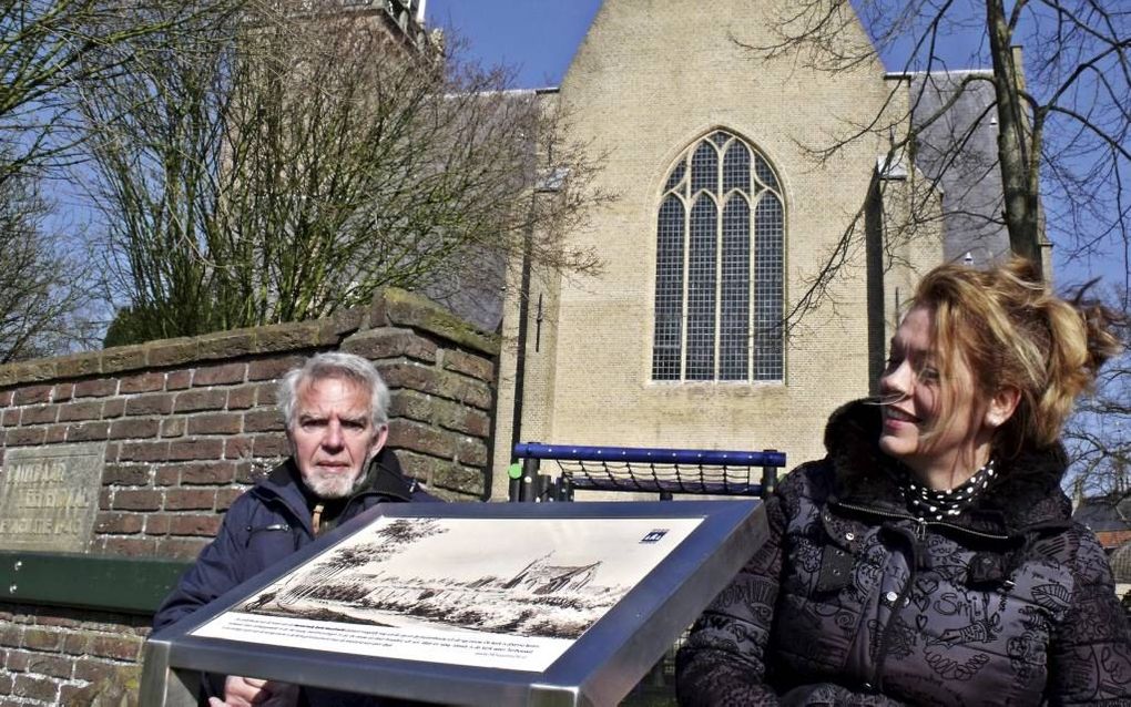 Rob Anders (l) en Mariëlle Azim bij de hervormde dorpskerk, in het oudste deel van het stadje. beeld Dick den Braber