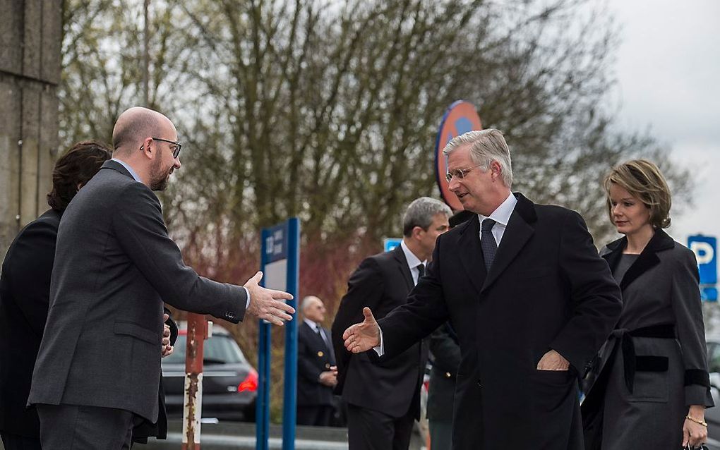 Koning Filip en koningin Mathilde bezoeken het Erasmus Ziekenhuis in de Brusselse gemeente Anderlecht en spreken er in bijzijn van premier Charles Michel en minister van volksgezondheid Maggy De Block met dokters en verplegend personeel. beeld ANP