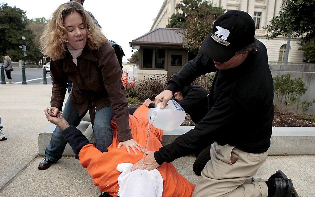 Mensenrechtenactivisten betogen tegen waterboarding. beeld EPA