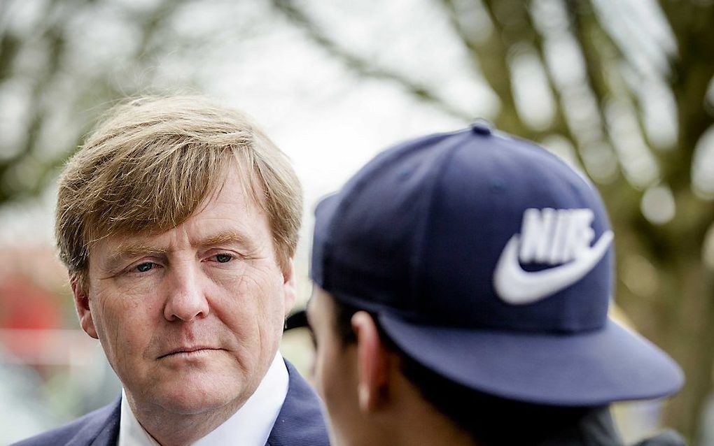 Koning Willem-Alexander tijdens een verrassingsbezoek aan de Haagse wijken Transvaalkwartier en Schilderswijk. beeld ANP