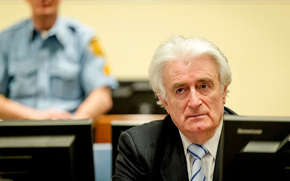 Karadzic hoort de uitspraak van de rechter aan. beeld ANP