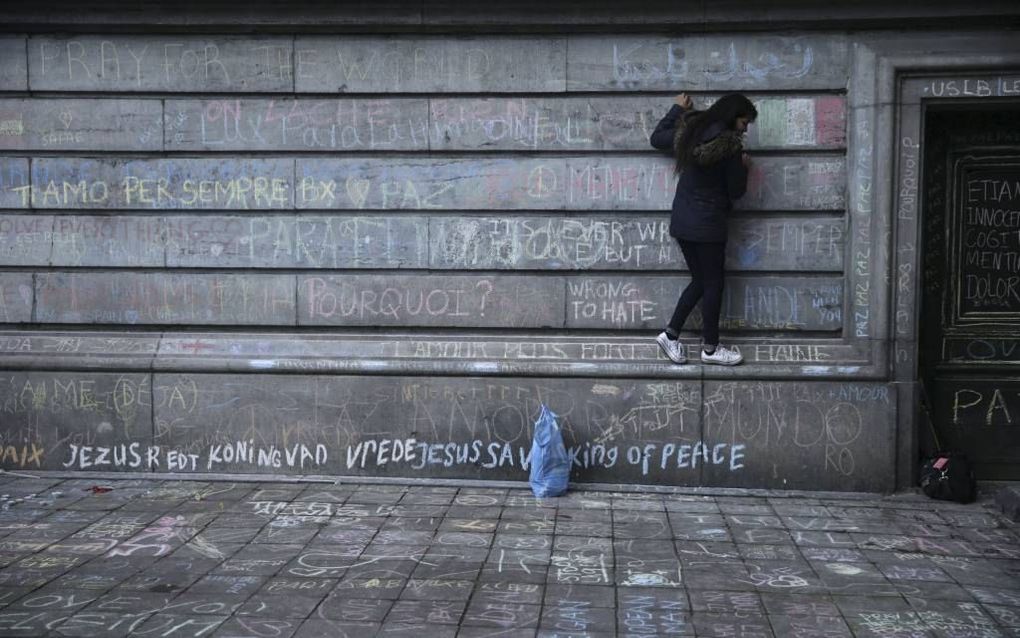 BRUSSEL. Hoewel het pas Goede Vrijdag is, staat het paasevangelie al te lezen op een muur in Brussel: Jezus redt, Koning van vrede. beeld AFP, Kenzo Tribouillard