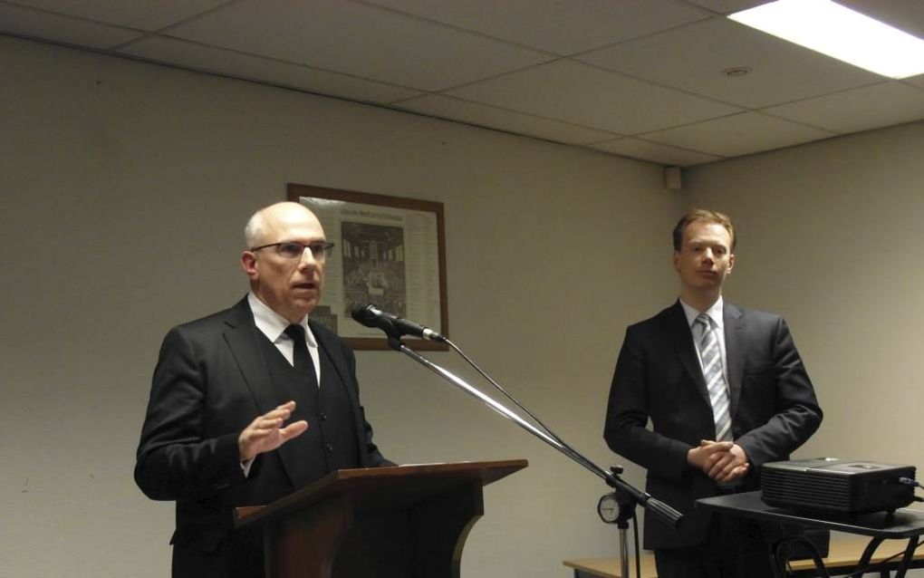 Drs. P. A. Zevenbergen (l.) en L. J. van Belzen MA spraken gisteravond voor de Kontaktvereniging van Leerkrachten en Studenten. beeld RD