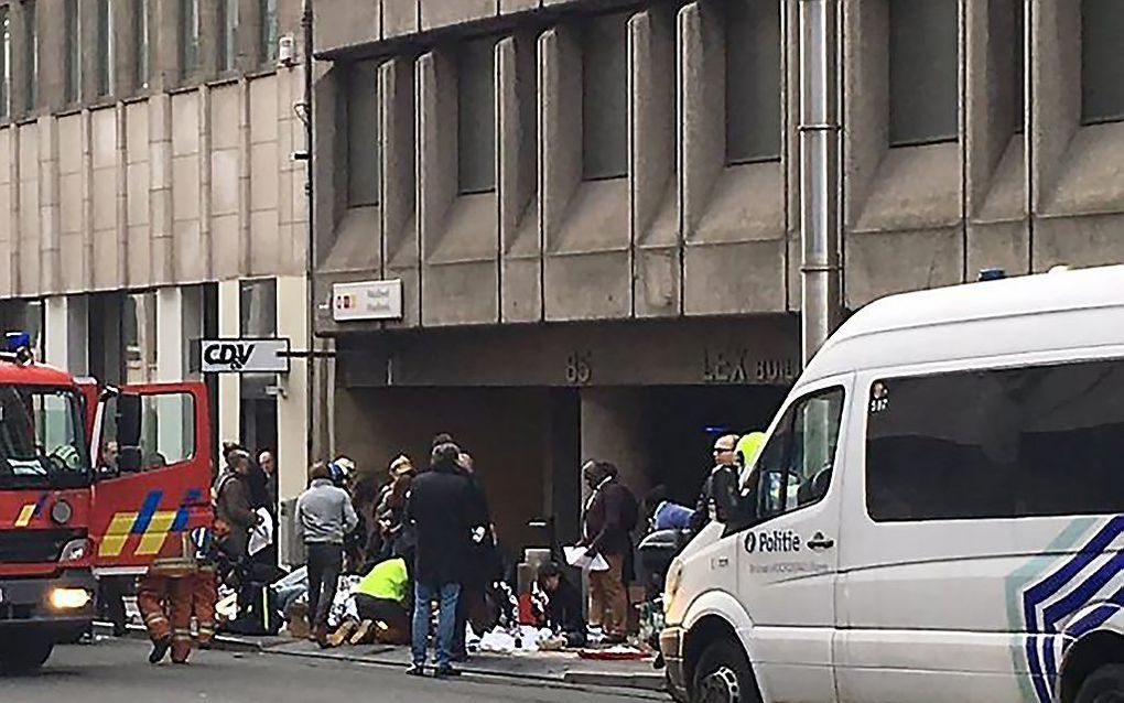 Gewonden worden verzorgd bij metrostation Maalbeek. Beeld AFP