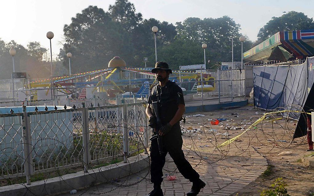 De politie onderzoekt maandag de plaats van de aanslag in Lahore. Beeld AFP