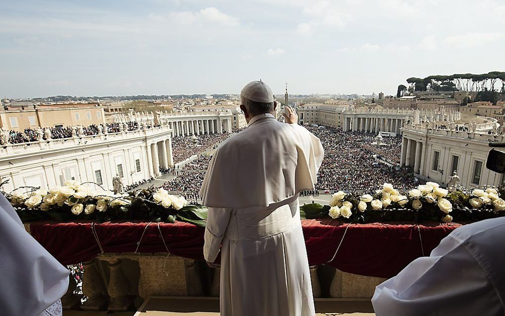 De paus op het balkon van de Sint Pieter. Beeld AFP