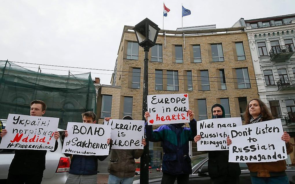 Oekraïense activisten demonstreren voor de Nederlandse ambassade in Kiev.  beeld EPA, Sergey Dolzhenko