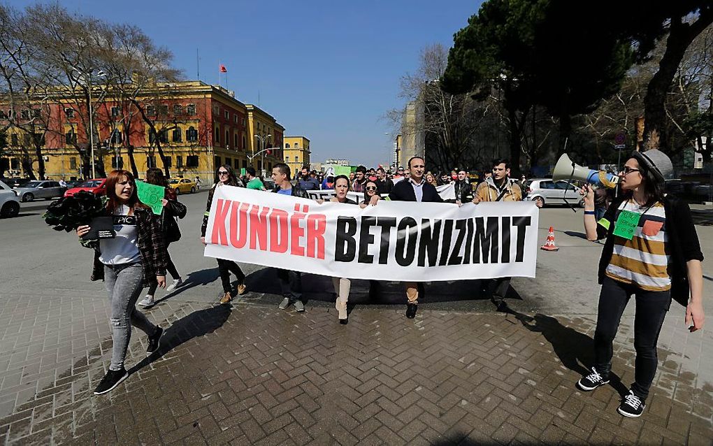 Een protestdemonstratie in de Albanese hoofdstad Tirana. beeld EPA, Armando Babani