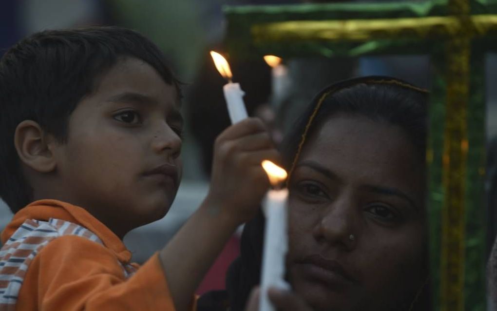 LAHORE. Pakistaanse christenen hebben gisteren in de Pakistaanse stad Lahore met spandoeken en kaarsen geprotesteerd tegen het geweld van Taliban tegen christenen.  beeld AFP, Arif Ali