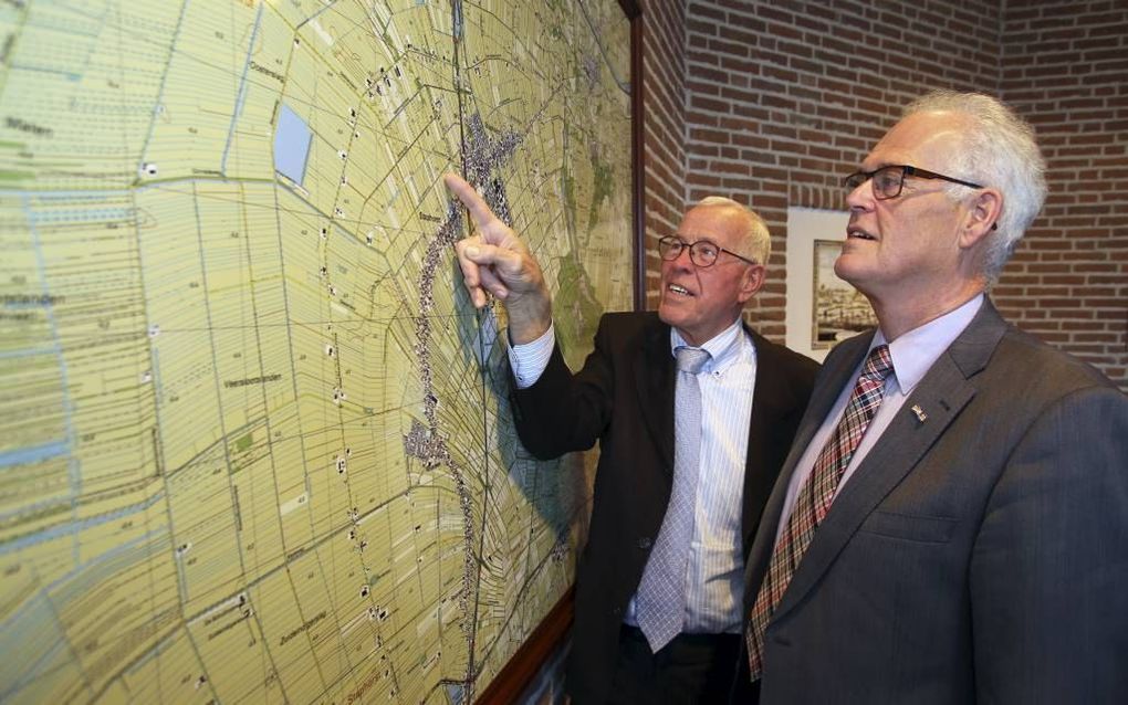 STAPHORST. De ruilverkaveling van 5300 hectare landbouwgrond in Staphorst is in volle gang. Foto: voorzitter Klaas Brand van de zogeheten verkavelingscommissie (l) en voorzitter Joop Alssema van de uitvoeringscommissie bij een kaart van het gebied. beeld 