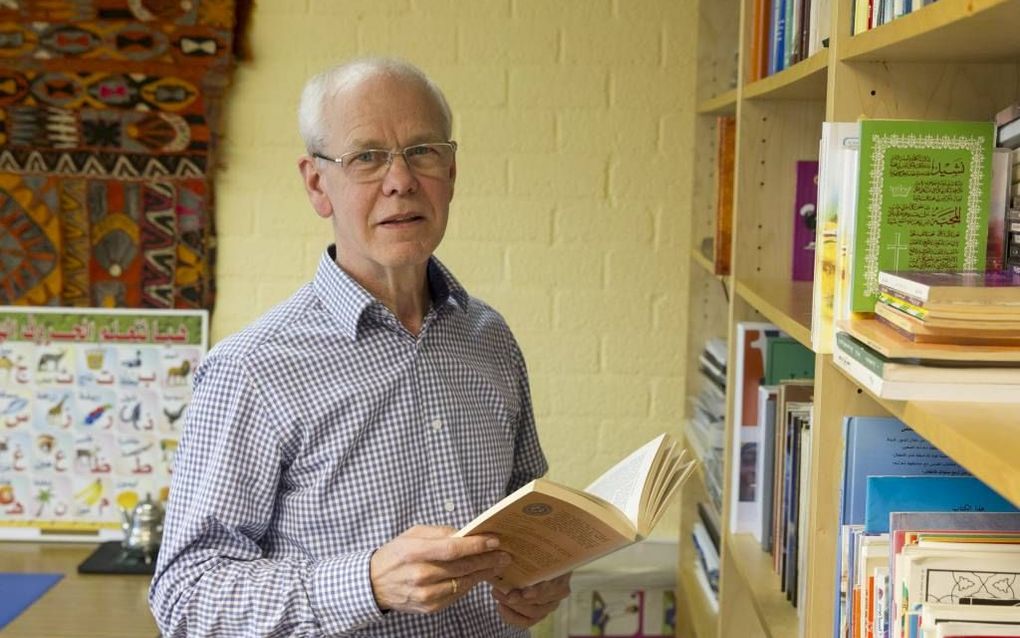 Herman Takken bij de boekenkast in het kantoor van Evangelie & Moslims. beeld RD, Anton Dommerholt