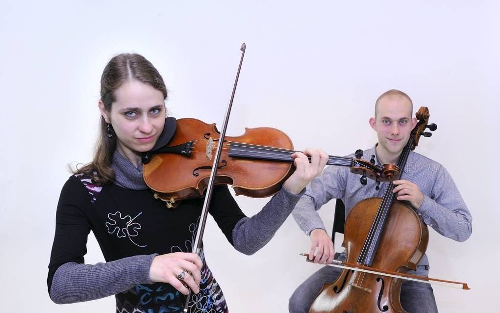 Anne Coppoolse en haar broer Cor kozen voor een strijkinstrument. Ze volgden een conservatoriumstudie. Nog altijd genieten ze van de donkere kant van hun altviool of cello. Beeld Erald van der Aa