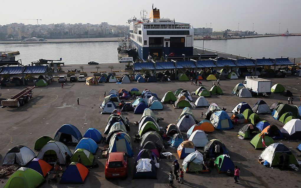 Vluchtelingen in tenten in de haven van Piraeus. Beeld EPA