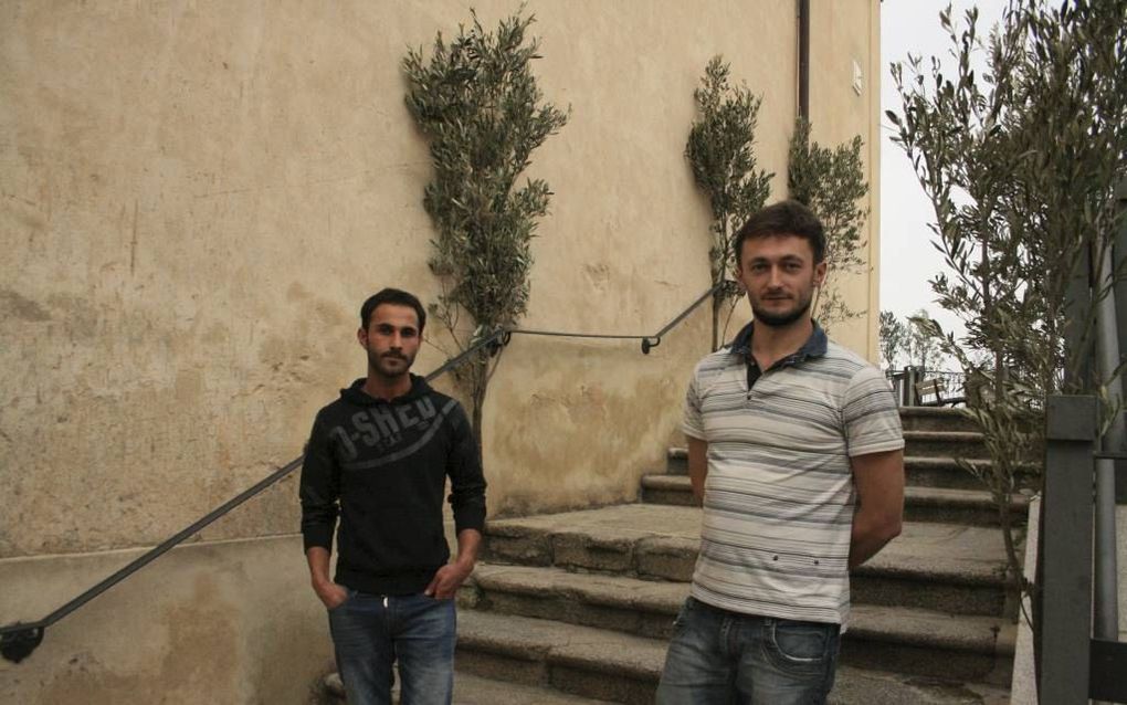 SATRIANO. Hotak (l) was taxichauffeur in Afghanistan. De Wit-Russische Artur kwam (r) ondersteunt vluchtelingen in het Italiaanse bergdorp Satriano. beeld Ewout Kieckens