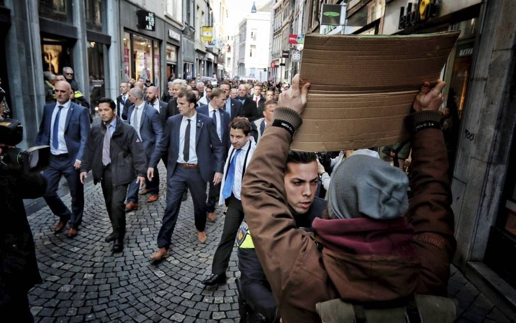 PVV-leider Wilders –omringd door een cordon van beveiligers– flyerde eind vorige week in de Limburgse hoofdstad Maastricht tijdens zijn campagne tegen het associatieverdrag tussen de EU en Oekraïne. Tegenstanders van de PVV en Wilders verstoorden de flyer