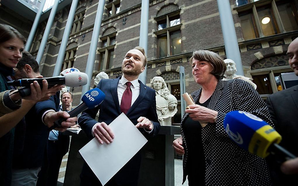 Arjen Lubach (L) en Helme Nepperus (R, VVD) tijdens de overhandiging van de petitie van het burgerinitiatief Lubach in de Tweede Kamer. De tv-maker en presentator wil graag Farao der Nederlanden worden. Beeld ANP