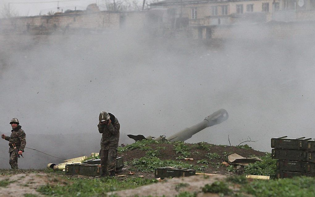 MARTAKERT. Armeense troepen vuren op stellingen van Azeri's bij de stad Martakert, in Nagorno Karabach. beeld AFP, Vahgram Baghdasaryan